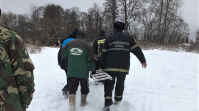 Спасатели вытащили из воды рыбака, провалившегося под лед недалеко от деревни Молоково