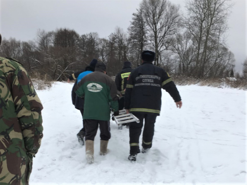 Спасатели вытащили из воды рыбака, провалившегося под лед недалеко от деревни Молоково