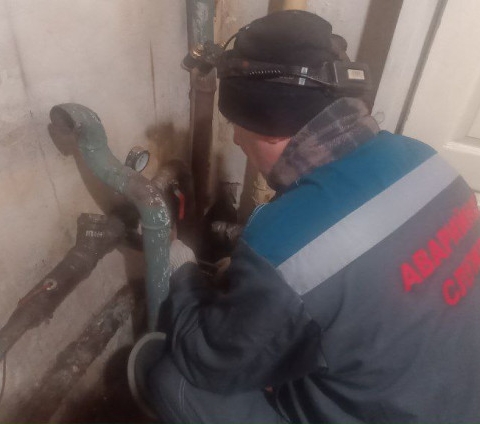 Калужские специалисты устраняют повреждения на теплопроводах в Первомайске