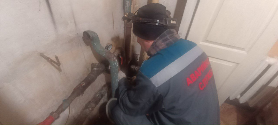 Калужские специалисты устраняют повреждения на теплопроводах в Первомайске