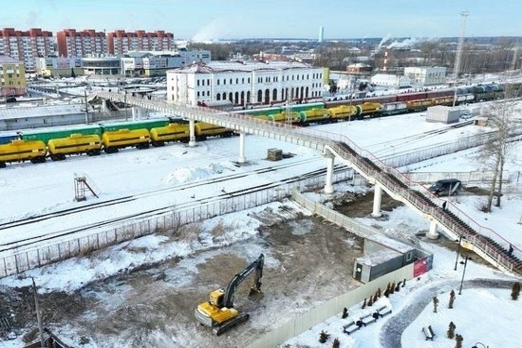 На железнодорожной станции в Серпухове приступили к строительству нового надземного пешеходного перехода