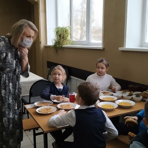 Заместитель Главы администрации г.о. Егорьевск Наталья Леликова проверила качество питания в школе №1