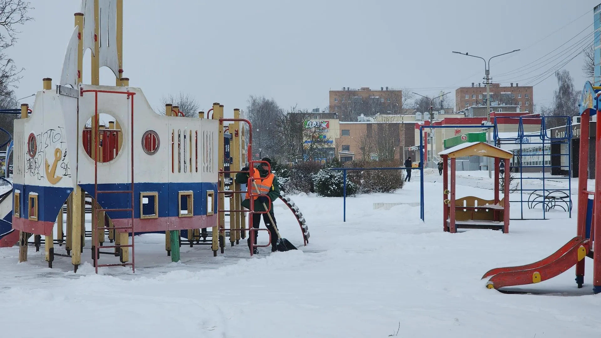 Дворники округа очищают детские площадки от снега