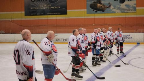 На малой ледовой арене Ступино прошел межрегиональный чемпионат по хоккею среди участников клуба «Активное долголетие»