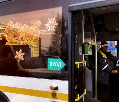 В автобусах будут транслировать новогодние поздравления от пассажиров