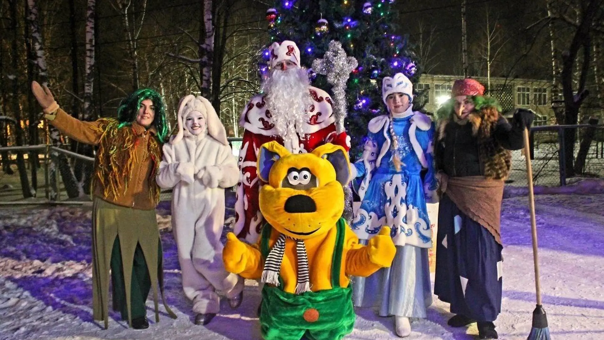 В Поповской зажгли огни на новогодней ели