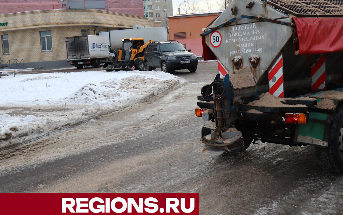 Более 60 единиц техники устраняют последствия ледяного дождя