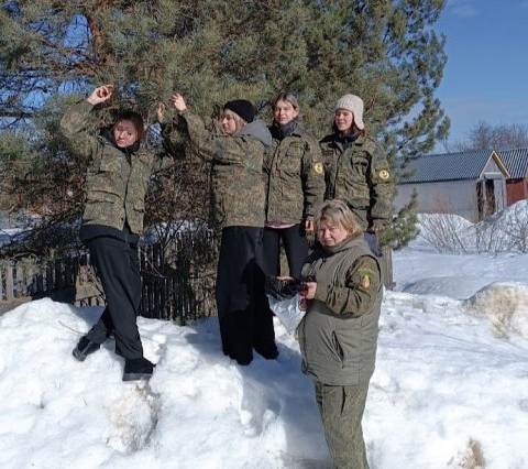 Члены школьного лесничества собрали сосновые шишки на семена в Борисово