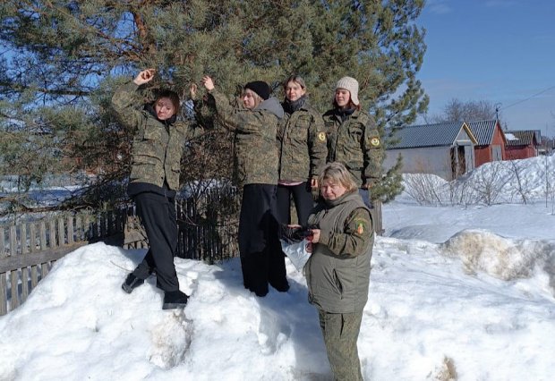Члены школьного лесничества собрали сосновые шишки на семена в Борисово