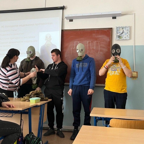 Егорьевских студентов научили надевать противогаз и рассказали об истории его изобретения
