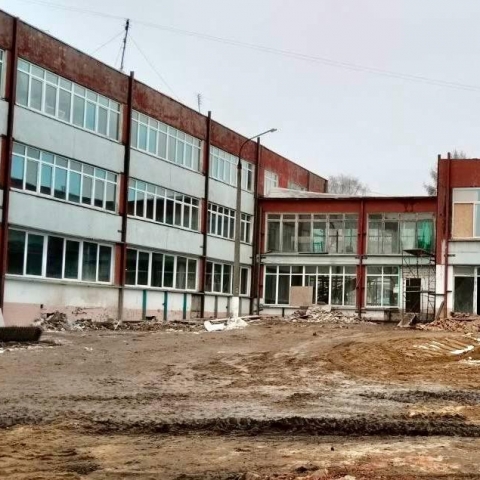 В Дрезненской школе семьдесят рабочих задействованы в капремонте