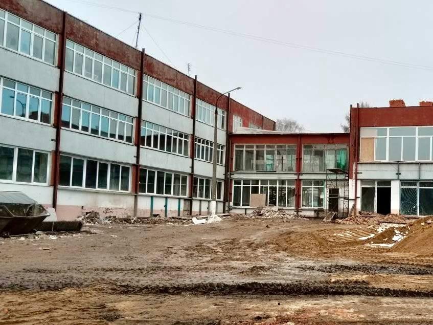 В Дрезненской школе семьдесят рабочих задействованы в капремонте