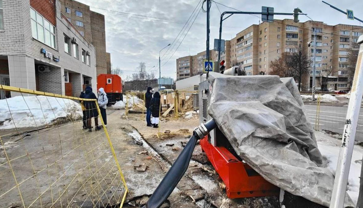 В Орехово-Зуеве на улице Урицкого продолжаются работы по монтажу коллектора