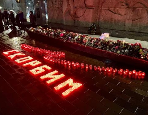 «Свечи памяти» зажглись в сквере имени В.Ф. Полякова у Вечного огня в память о жертвах теракта