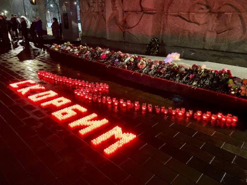 «Свечи памяти» зажглись в сквере имени В.Ф. Полякова у Вечного огня в память о жертвах теракта