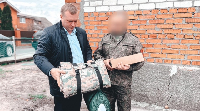 Максим Коркин передал бойцу СВО обмундирование и защитные костюмы от тепловизоров