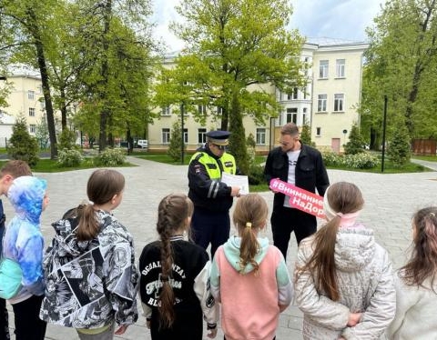 Полицейский и общественник в Ступино провели акцию для детей «Безопасный двор»