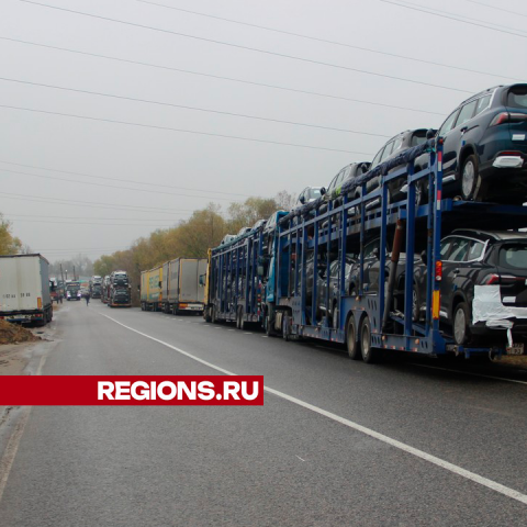 Не проехать: автовозы мешают движению машин на Корниловском проезде