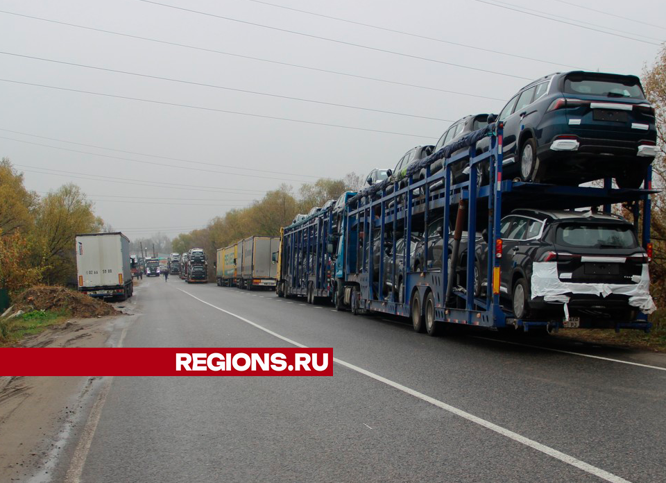 Не проехать: автовозы мешают движению машин на Корниловском проезде