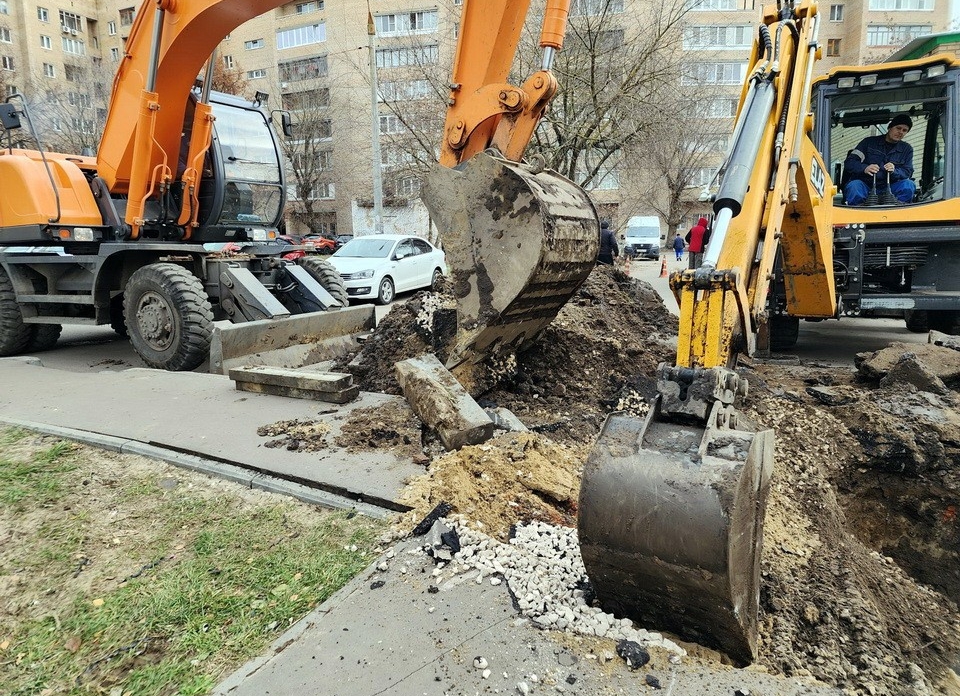 Сотрудники Орехово-Зуевского водоканала устранили утечку на улице Володарского