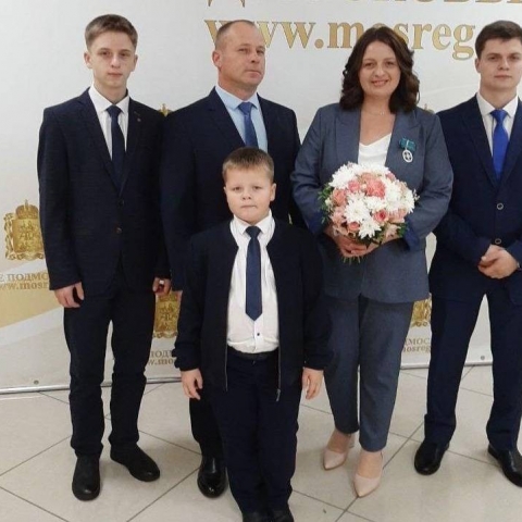 Две многодетные мамы из Орехово-Зуева награждены знаком «Материнская слава»