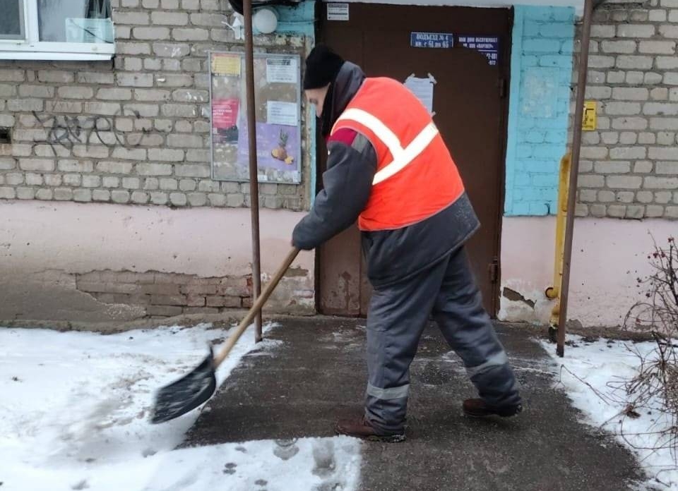 Более 500 дворников устраняют последствия снегопада в Орехово-Зуеве