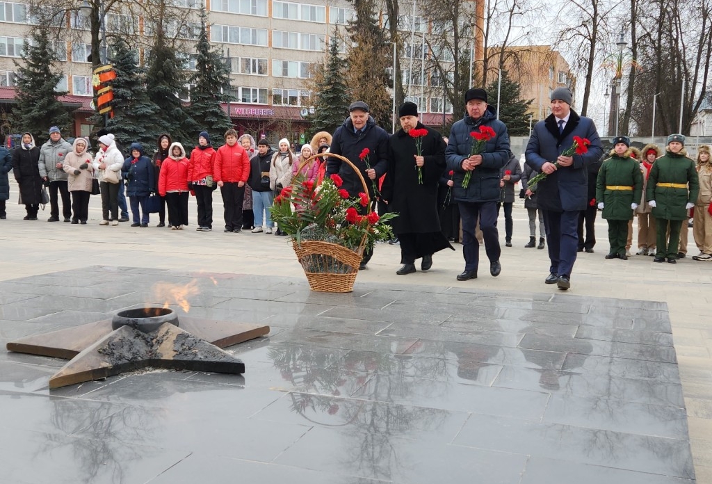 В Егорьевске возложили цветы к Вечному огню в среду