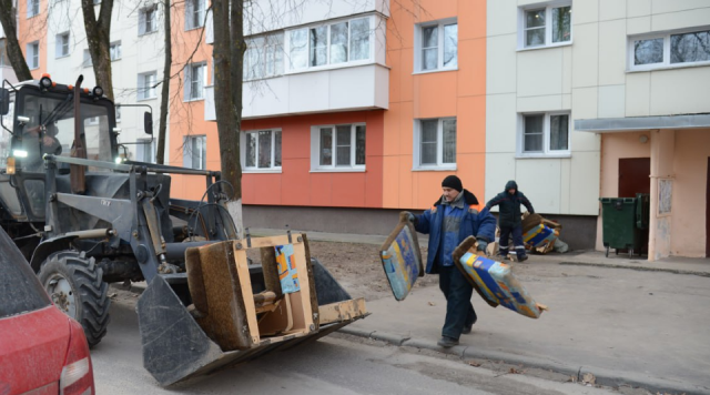 Более 30 куб. м крупногабаритного мусора ежедневно вывозят от подъездов в Коломне