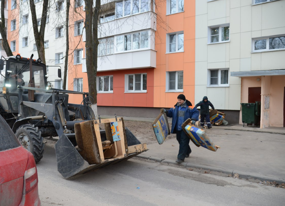 Более 30 куб. м крупногабаритного мусора ежедневно вывозят от подъездов в Коломне