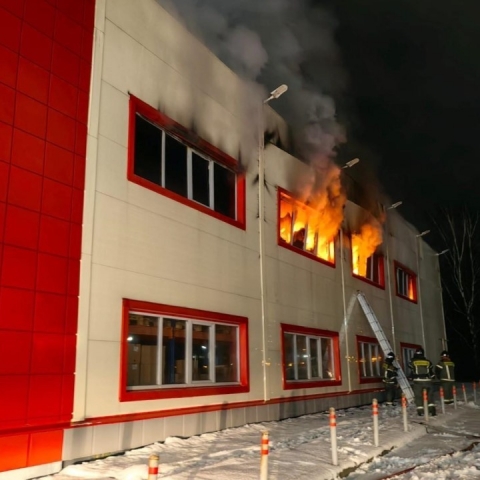 В поселке Октябрьский огнеборцы потушили пожар в магазине одежды и обуви