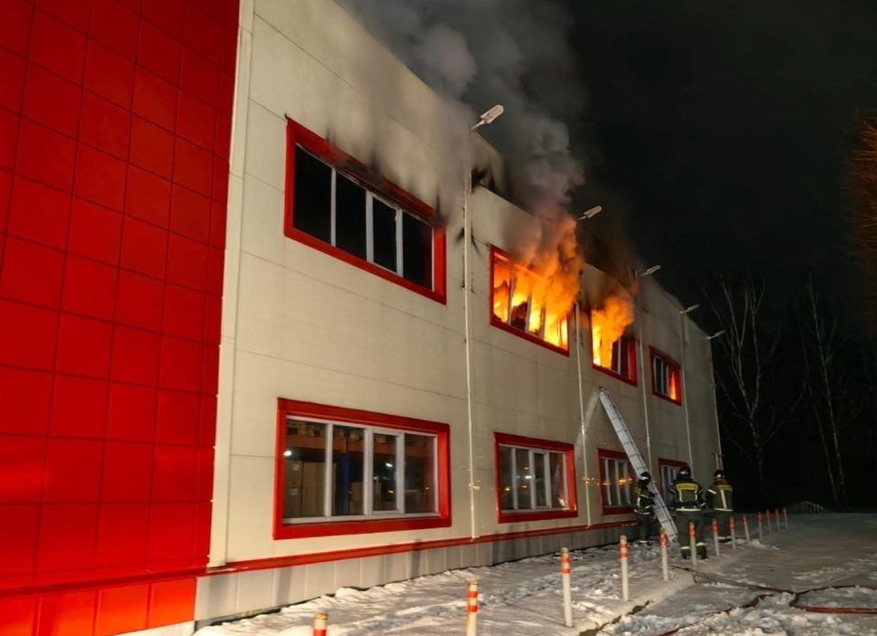 В поселке Октябрьский огнеборцы потушили пожар в магазине одежды и обуви