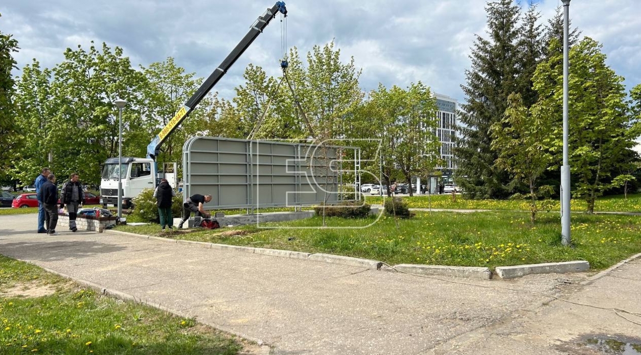 Начался монтаж городской Доски почёта. Она будет установлена на новом месте – возле Музея истории города Обнинска.