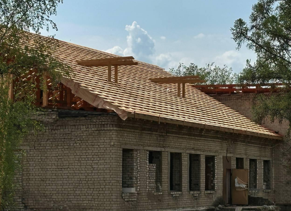 В колычевской школе строят новую крышу