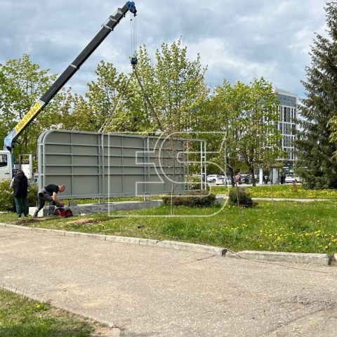Начался монтаж городской Доски почёта. Она будет установлена на новом месте – возле Музея истории города Обнинска.