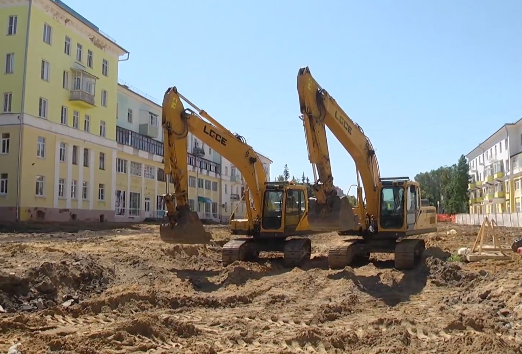 На проспекте Победы расчищают территорию от старого покрытия