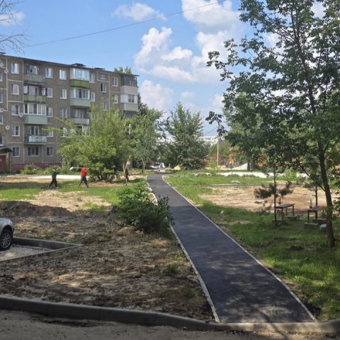 Во дворах на улице Макеева в Коломне продолжили новые пешеходные дорожки