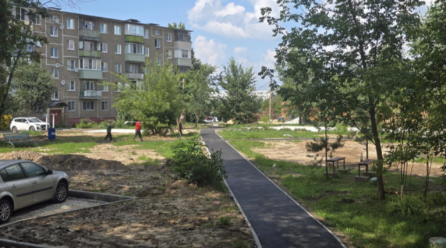 Во дворах на улице Макеева в Коломне продолжили новые пешеходные дорожки