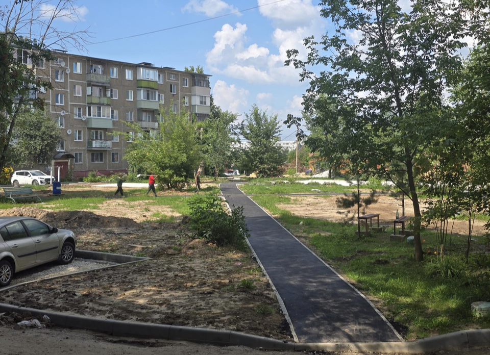 Во дворах на улице Макеева в Коломне продолжили новые пешеходные дорожки