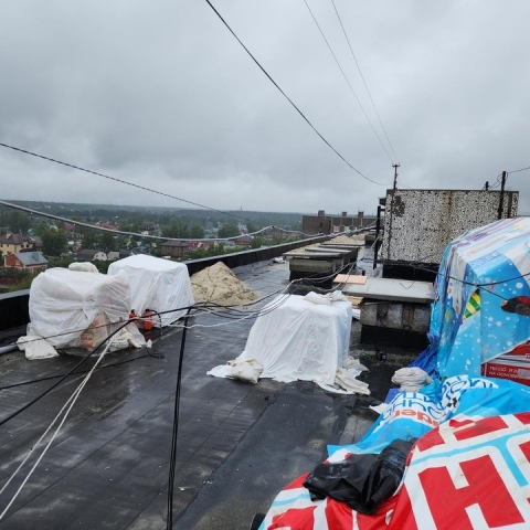 В городе Куровское меняют кровлю многоквартирного дома на Коммунистической улице