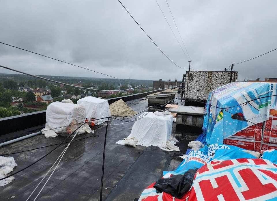 В городе Куровское меняют кровлю многоквартирного дома на Коммунистической улице