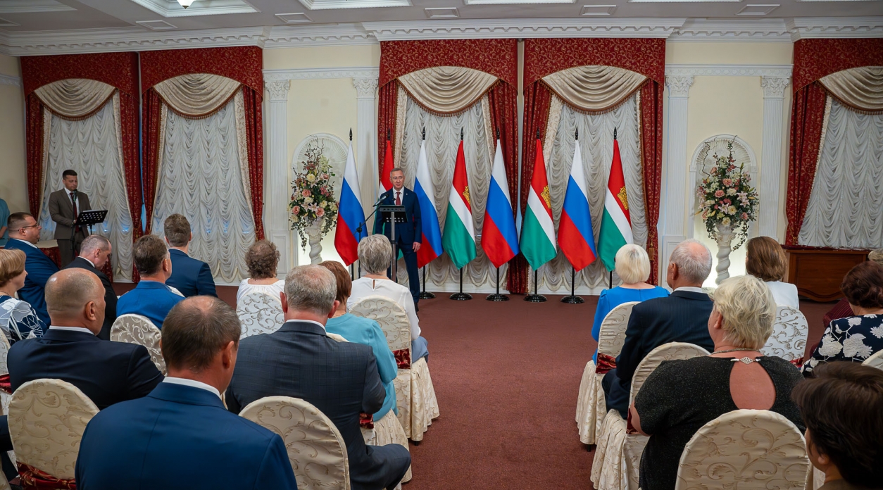 Владислав Шапша вручил государственные и региональные награды