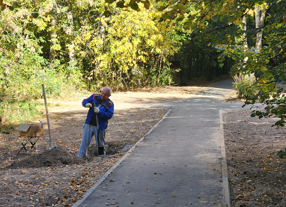 В парке Горетова укладывают новые пешеходные дорожки