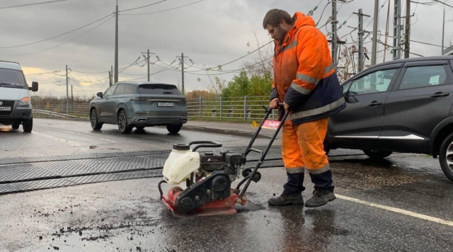 Ремонт «не уходит» на зиму: как в Ступине латают дороги в любую погоду