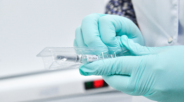 Можайск продолжает борьбу с гриппом: жителям делают прививки в больнице и мобильной клинике