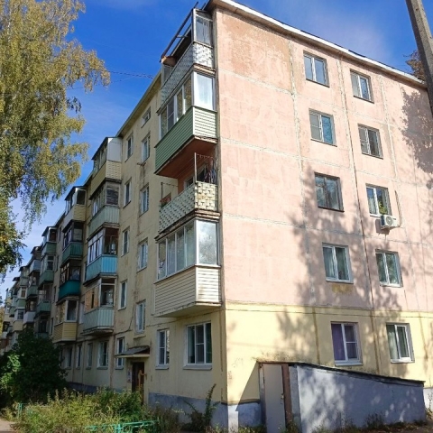 Капитальный ремонт крыши завершают в пятиэтажке на улице Гагарина