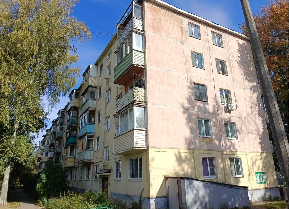 Капитальный ремонт крыши завершают в пятиэтажке на улице Гагарина