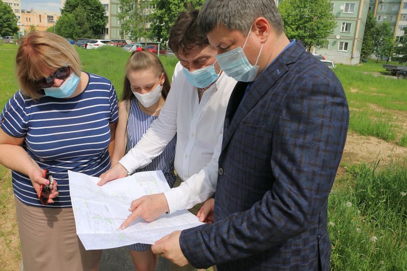 Депутаты проверили ход работ по благоустройству на территории ТОС «45 мкр.»