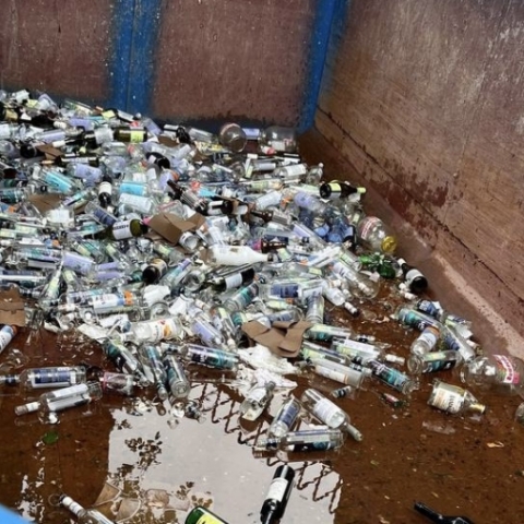 Контейнер для сбора стеклотары теперь будет стоять возле Экоцентра