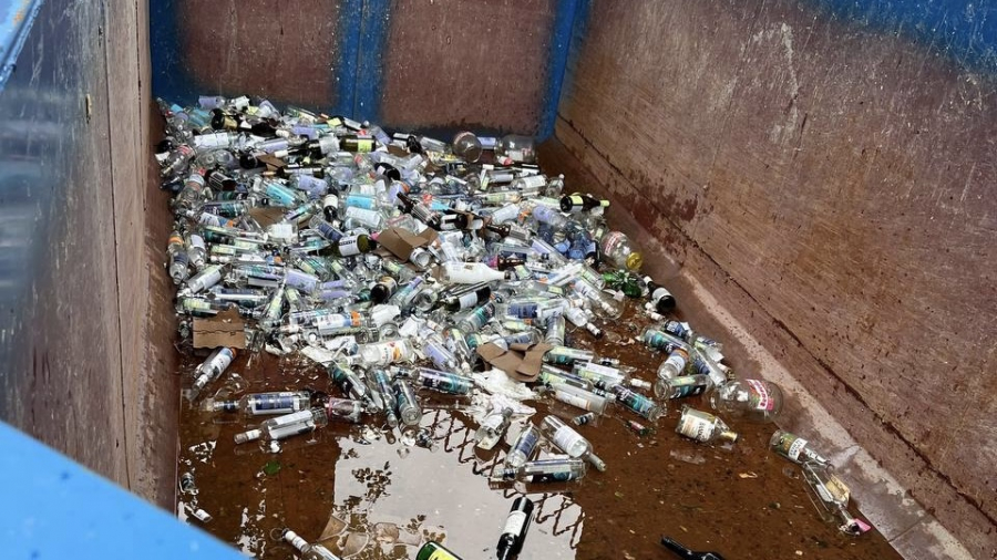 Контейнер для сбора стеклотары теперь будет стоять возле Экоцентра