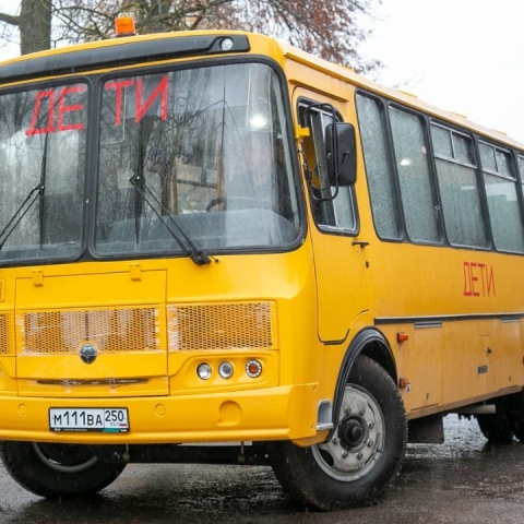 Новый автобус будет доставлять на учебу учеников младших классов Емельяновской школы